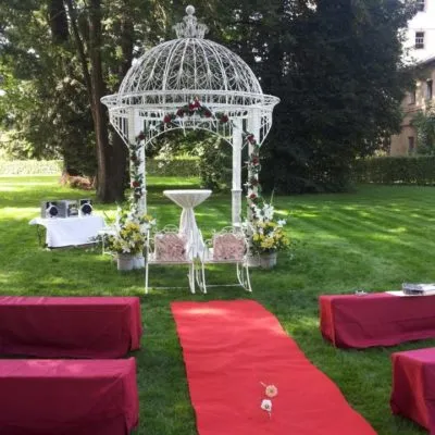 Pavillon roter Teppich Villa Gückelsberg Hochzeit
